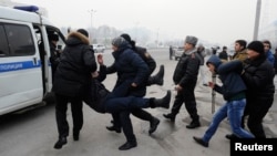 Полиция шеруге шыққан азаматтарды әкетіп барады. Алматы, 15 ақпан 2014 жыл. (Көрнекі сурет)