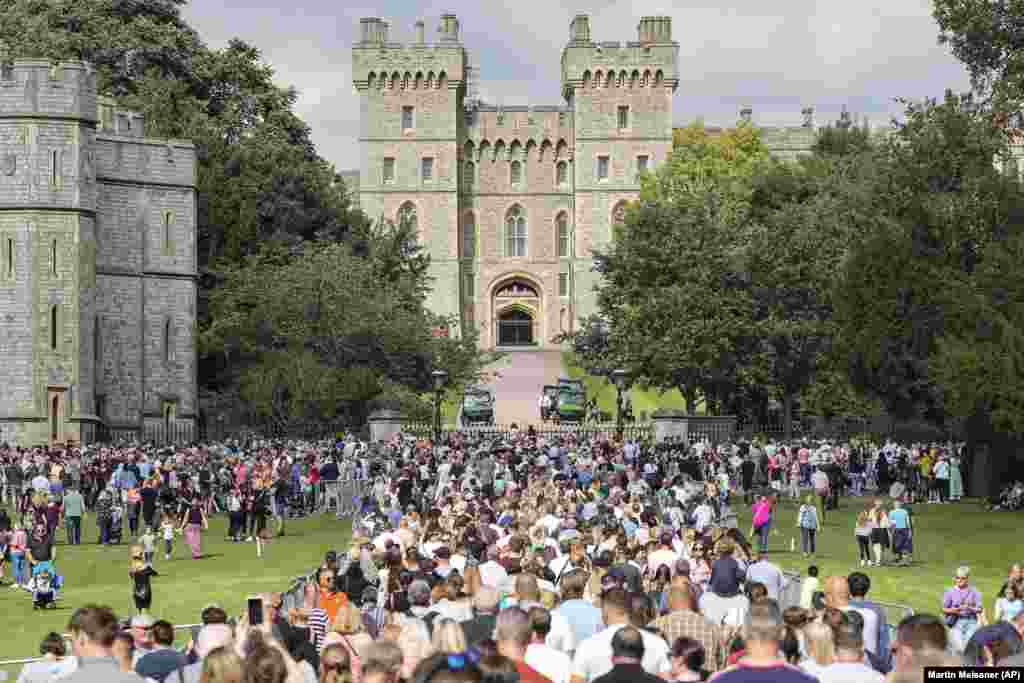 Veliki broj ljudi šeta do zamka Vindzor da donesu cveće i odaju počast kraljici Elizabeti II, u Vindzoru, u Engleskoj, 11. septembra 2022.