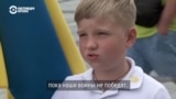 Украинский мальчик поет на улицах и собирает деньги для армии: «Пока наши воины не победят»