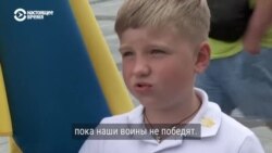 Украинский мальчик поет на улицах и собирает деньги для армии: «Пока наши воины не победят»