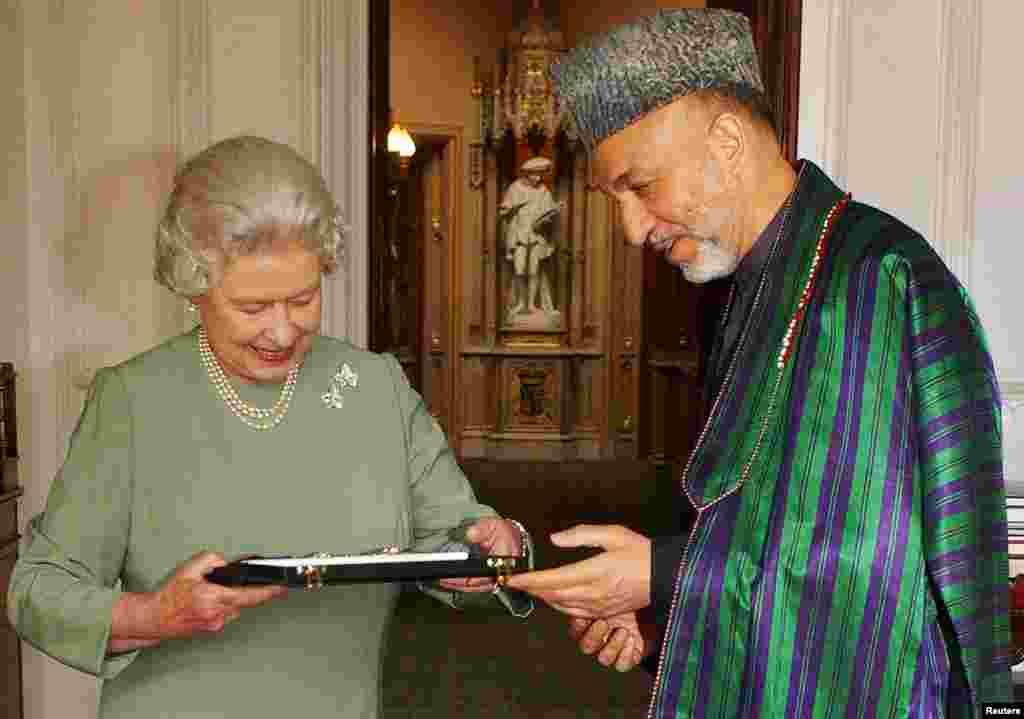 Regina Elisabeta a II-a s-a întâlnit cu președintele afgan Hamid Karzai la Palatul Buckingham pe 30 octombrie 2013.