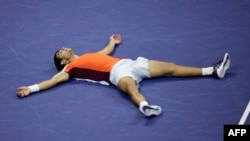 След края на уморителния мач в неделя срещу Каспер Руд Алкарас легна на земята.