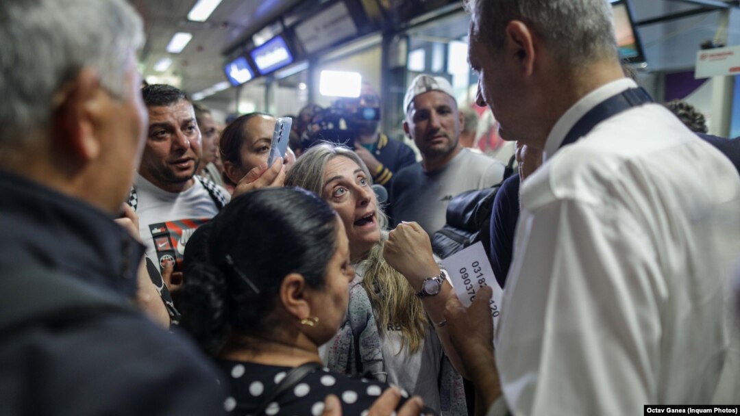 Mii de clienți Blue Air au rămas blocați pe aeroporturi marți, 6 septembrie 2022, după ce compania a anunțat că sistează activitatea pentru că i-au fost blocate conturile. Imagine din Aeroportul Henri Coandă, București.