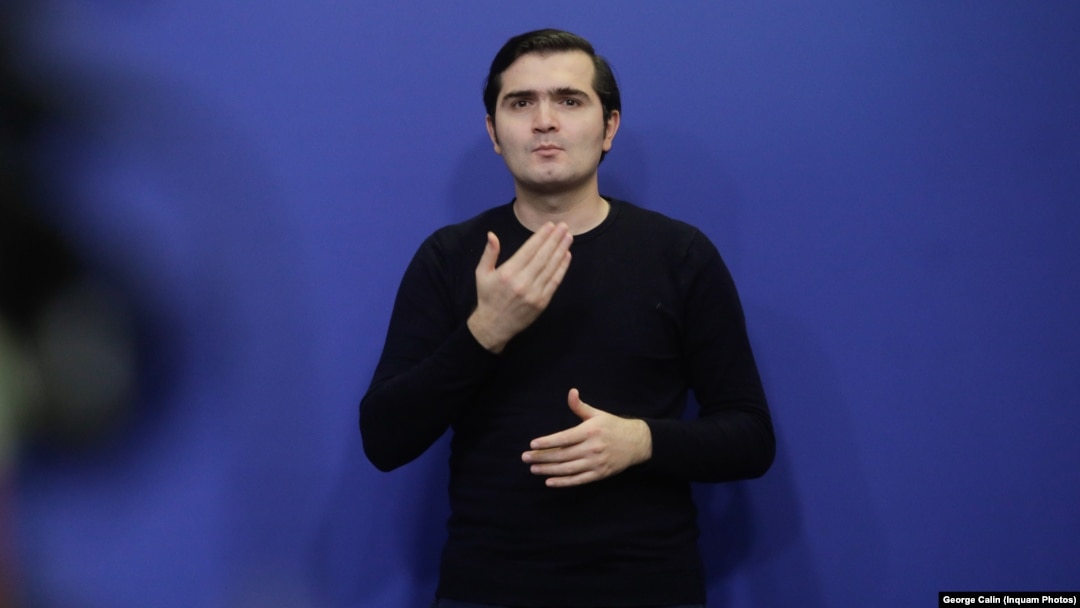 Bogdan Anicescu, interpret în Asociația Națională a Surzilor din România. Acesta a devenit cunoscut în întreaga țară în perioada pandemiei, când interpreta comunicările publice ale autorităților.
