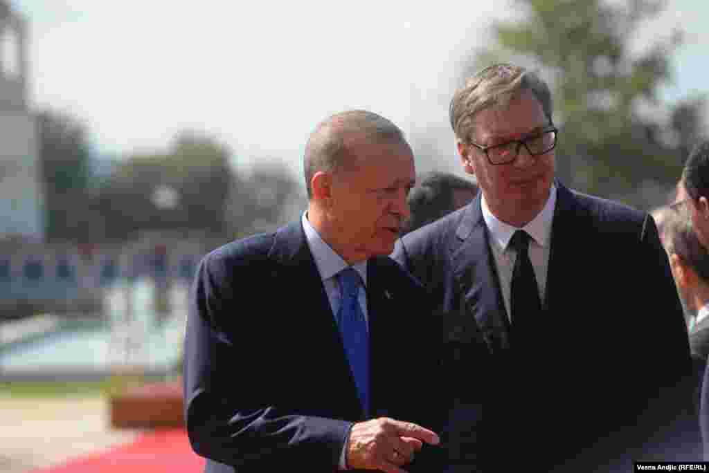 СРБИЈА -&nbsp;Турскиот претседател Реџеп Таип Ердоган кој се наоѓа во посета на Србија денеска се сретна со претседателот Александар Вучиќ, кој го пречека на аеродромот, нарекувајќи го &bdquo;драг пријател&ldquo;, пренесуваат српските медиуми. Ердоган пристигна во Белград како дел од тридневната посета на регионот. Вучиќ имаше тет-а-тет средба со Ердоган, на која разговарале за билатерални, регионални и глобални прашања.
