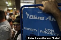 Problemele recente ale Blue Air au început cu suspendarea tuturor zborurilor de pe aeroporturile din România în intervalul 6-12 septembrie. 150.000 de pasageri din 23 de țări au fost afectați de blocajul financiar în care a intrat compania.