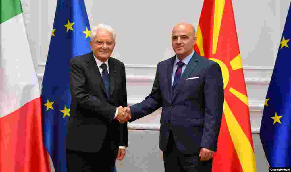 МАКЕДОНИЈА -&nbsp;Премиерот Димитар Ковачевски денеска се сретна со претседателот на Италија, Серџо Матарела кој е во официјална посета на земјава, а на средбата била нагласена и улогата на државата во регионот, како земја којашто ги решава предизвиците низ храбро лидерство, при што била најавена голема поддршка од Италија и во натамошниот евроинтегративен процес.
