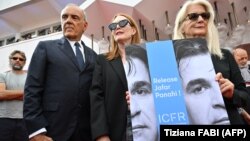 British director Sally Potter (right), U.S. actress Julianne Moore (center), and the director of the 79th Venice International Film Festival, Alberto Barbera, hold a poster showing jailed Iranian director Jafar Panahi.