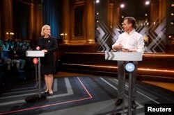 Magdalena Andersson, premierul Suediei, într-o dezbatere televizată cu oponentul de dreapta Ulf Kristersson, 10 septembrie 2022.