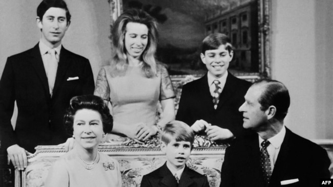 Mbretëresha Elizabeth II dhe Princi Philip, Duka i Edinburgut, me fëmijët e tyre, Princat Charles (majtas), Andrew (djathtas) dhe Edward (në mes) dhe Princesha Anne ndërsa festojnë përvjetorin e tyre tëd asmës më 20 nëntor 1972, në Pallatin Buckingham në Londër.