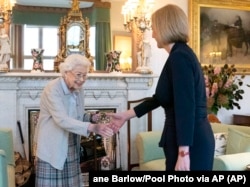 Britanska kraljica Elizabeta II. dočekuje Liz Truss, novu premijerku Britanije u palači Balmoral u Škotskoj, 6. rujna 2022.