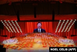 Китайський лідер Сі Цзіньпін на великому екрані під час святкування 100-річчя компартії Китаю у серпні 2021 року