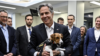 Secretarul de Stat american Antony Blinken ține în brațe un câine antrenat pentru găsire de mine într-o vizită la un spital de copii de la Kiev, 8 septembrie 2022.