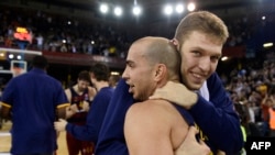  Александър Везенков (вдясно) чества победа на Барселона над ЦСКА Москва в Евролигата със съотборника си Карлос Аройо, 11 март 2016 година 