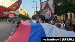 Ekstremno desničarska grupa "Narodne patrole" donela je na protest protiv Evroprajda u Beogradu, kako tvrde, 600 metara dugačku srpsko-rusku zastavu.