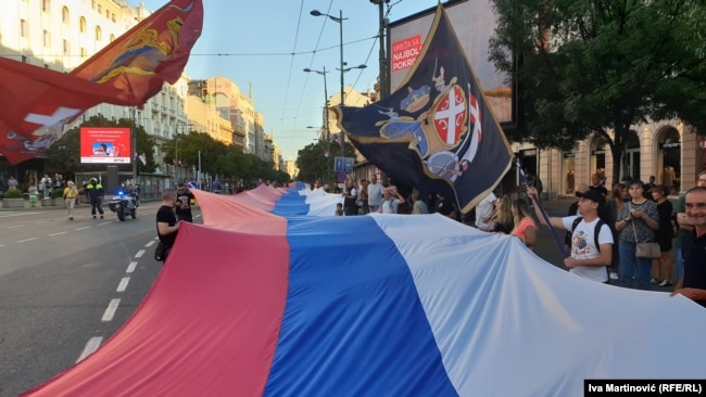Ekstremno desničarska grupa "Narodne patrole" donela je na protest protiv Evroprajda u Beogradu, kako tvrde, 600 metara dugačku srpsko-rusku zastavu.