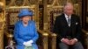 ملکه الیزابت در کنار ولیعهدش چارلز در مراسم گشایش پارلمان بریتانیا در ژوئن سال ۲۰۱۷