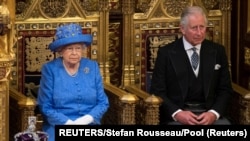 ملکه الیزابت در کنار ولیعهدش چارلز در مراسم گشایش پارلمان بریتانیا در ژوئن سال ۲۰۱۷