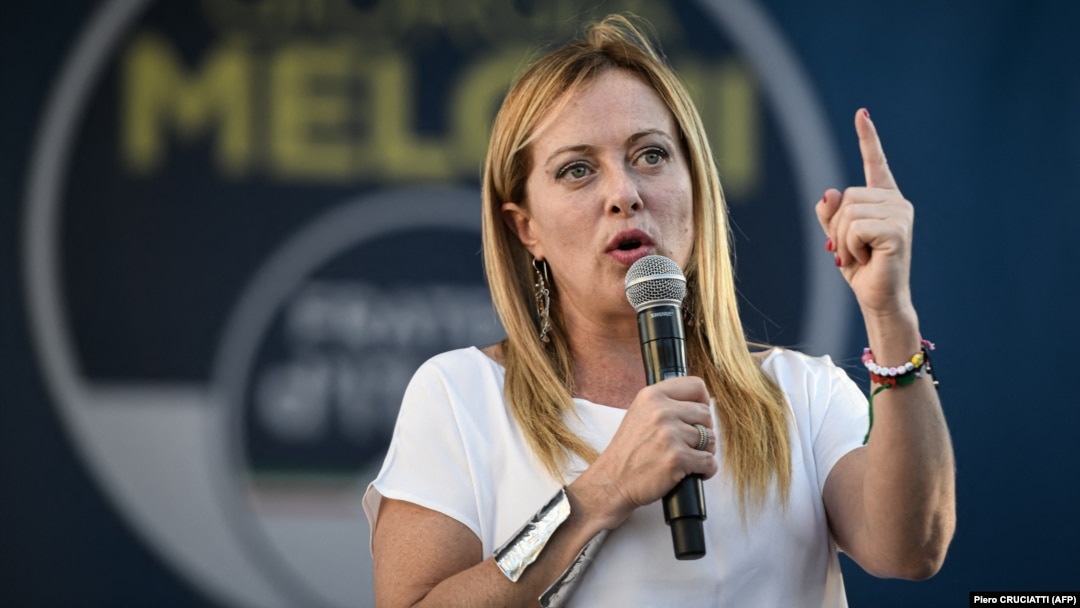 Georgia Meloni a declarat că vrea să renegocieze cu Uniunea Europeană planul de relansare post-covid și să modifice Constituţia în vederea alegerii preşedintelui italian cu sufragiu universal. 