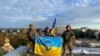 Ukrajinski vojnici drže zastavu na krovu u Kupjansku 10. septembra 2022. Kupjansk je transportno čvorište u istočnoj Ukrajini i strateški važno za snabdjevanje ruskih trupa u regionu Donbasa.