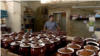 Un atelier de ceramică din Sloveansk continuă să funcționeze, în ciuda bombardamentelor