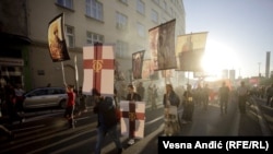 Učesnici protesta protiv Evroprajda u Beogradu nose crkvena obeležja, 11. septembar 2022.