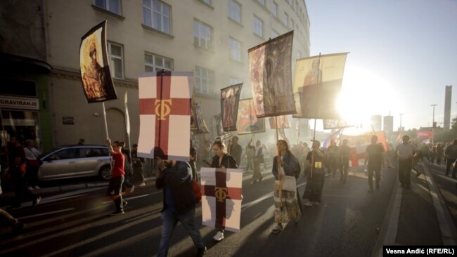Učesnici protesta protiv Evroprajda u Beogradu nose crkvena obeležja, 11. septembar 2022.