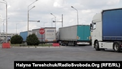 По 5-6 годин чекають вантажівки на пункті пропуску «Краківець» , щоб їх пропустила польська сторона