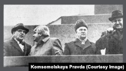 La demonstrația din 7 noiembrie 1990 de la Moscova. Primul din stânga pe tribuna Mausoleului de la Kremlin, Mihail Gorbaciov. Primul din dreapta, Boris Elțin