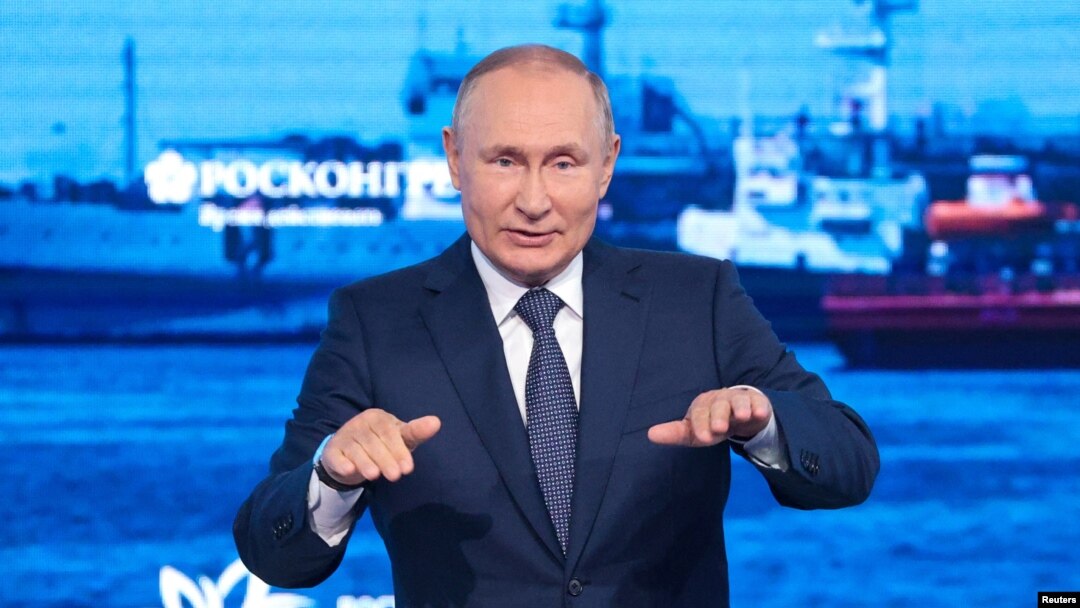 Contestarea lui Vladimir Putin este brutal înăbușită în Rusia, unde mai mulți opozanți au căzut de la etaj, s-au îmbolnăvit subit sau au ajuns în închisoare. Imagine generică cu președintele rus, Vladimir Putin. 