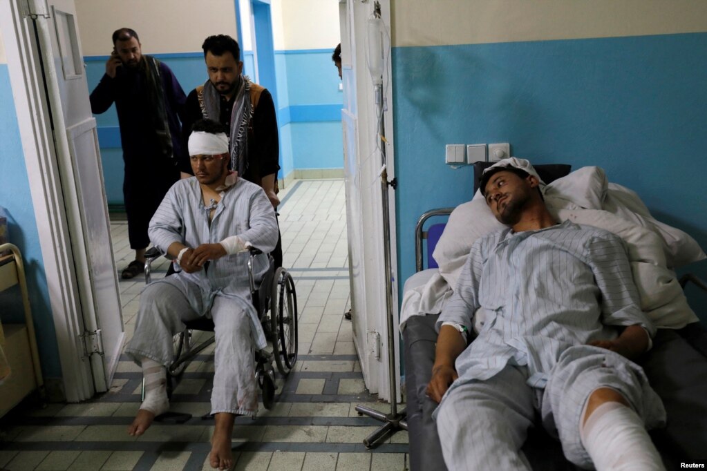 Burrat që u plagosën pasi një sulmues vetëvrasës shpërtheu eksploziv pranë hyrjes së Ambasadës ruse, po trajtohen brenda një spitali në Kabul. Sulmi vrau të paktën gjashtë persona, duke përfshirë dy punonjës të ambasadës. Përgjegjësinë e mori grupi ekstremist Shteti Islamik.