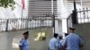 Policët shqiptarë duke hyrë në Ambasadën iraniane në Tiranë më 8 shtator, pasi diplomatët iranianë u larguan nga ndërtesa. 