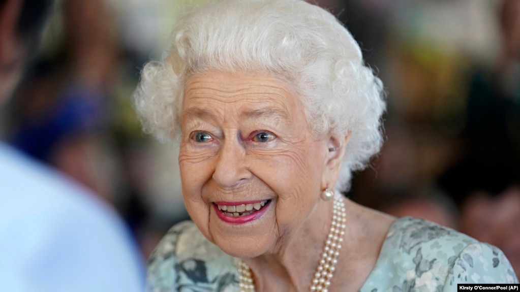  Кралица Елизабет Втора по време на формалното разкриване на новата постройка на приют в Мейдънхед, Англия, 15 юли 2022 година 