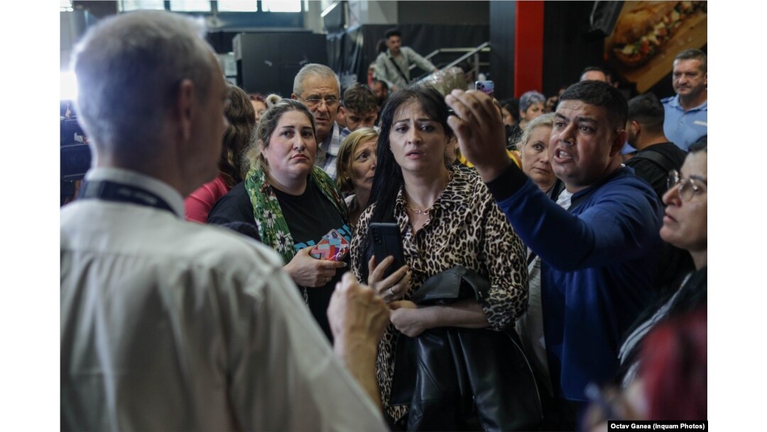 Galerie Foto | Blue Air, toate aeronavele la sol. Călătorii rămași în aeroporturi reacționează pe social media 