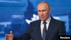 Presidenti rus, Vladimir Putin, gjatë fjalimit në një forum ekonomik në Vladivostok të Rusisë. 