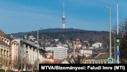 Nálunk senki nem tiltja, hogy bárki sziesztázzon; ha egy kereskedő be akar zárni délután egy és négy között, megteheti – emlékeztetett a Szabad Pécsek adott interjúban Schepp Zoltán, pécsi közgazdász