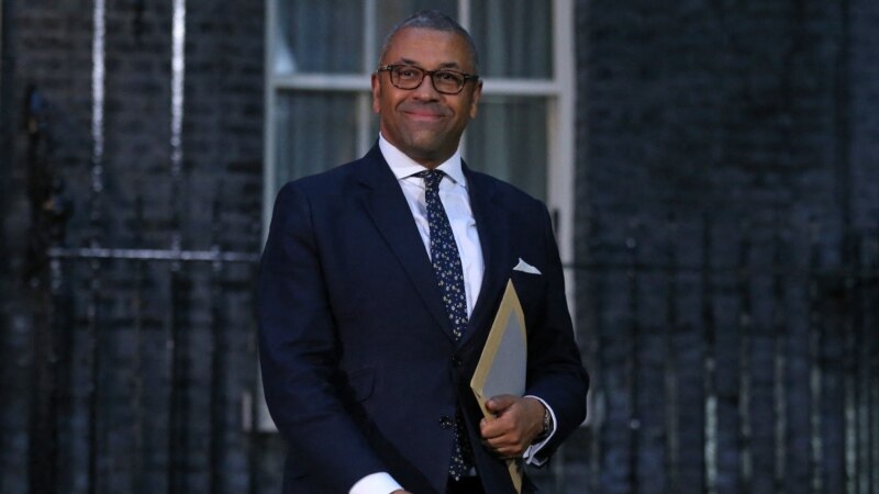 Хант останува министер за финансии, Клеверли шеф на британската дипломатија