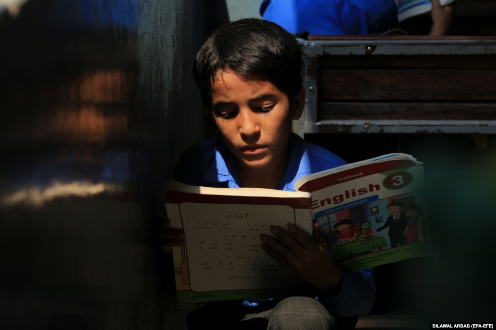 Një djalë pakistanez duke ndjekur mësime në Ditën Ndërkombëtare të Shkrim-leximit në Peshavar, Pakistan.