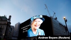 Մեծ Բրիտանիա - Եղիսաբեթ երկրորդի պատկերը Piccadilly Circus խաչմերուկի շենքին, Ուեսթմինսթր, Լոնդոն, 8-ը սեպտեմբերի, 2022թ. 