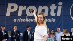 A közvélemény-kutatók szerint legesélyesebb Olaszország Fivérei párt elnöke, Giorgia Meloni kampányol Milánóban a Dóm téren 2022. szeptember 11-én