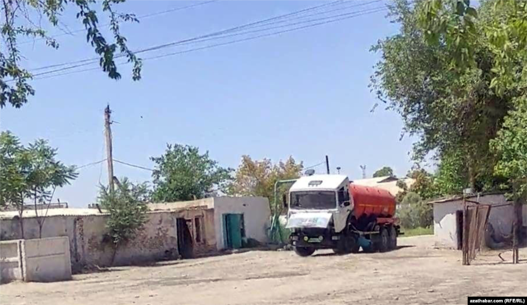 Автомобиль среди старых загородных домов. Мары