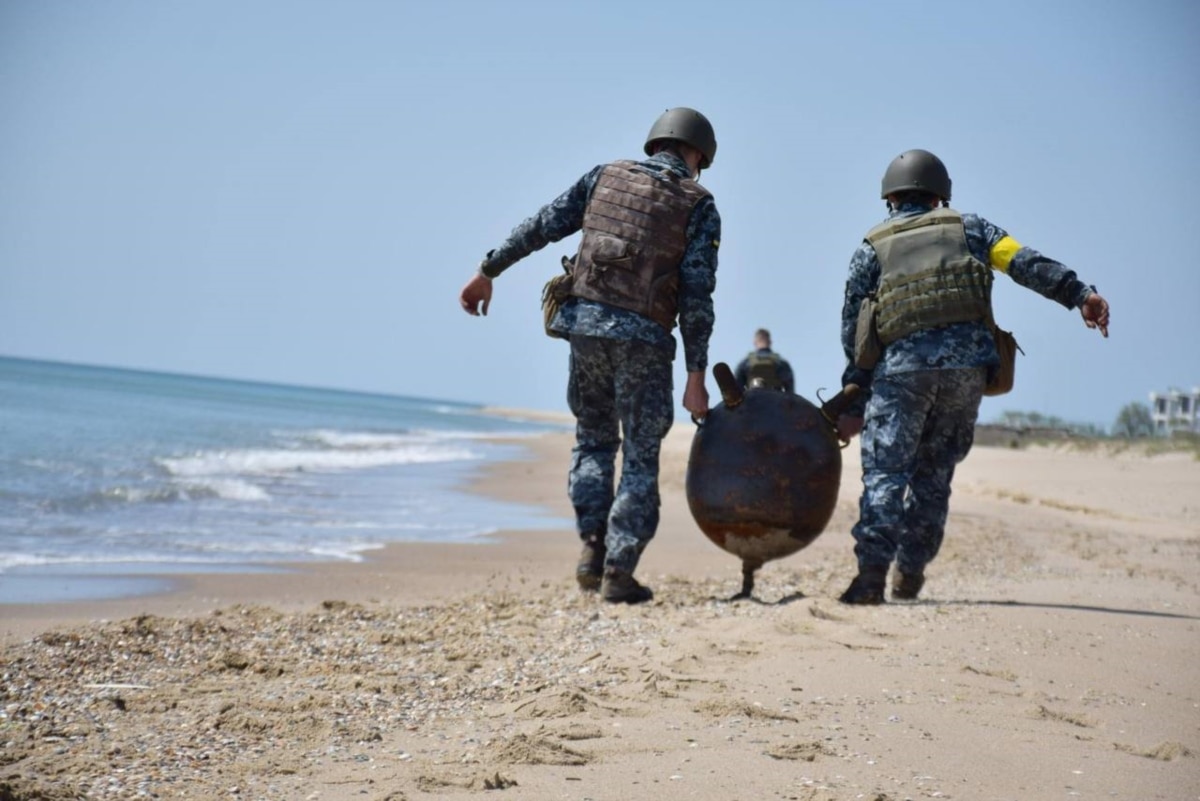 Військовослужбовці Військово-морських сил України під час розмінування морського узбережжя. Оіто 2022 року. Фото Оперативного командування «Південь»