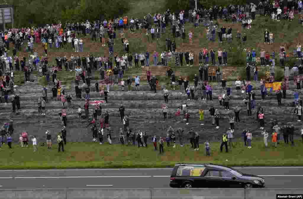  Građani su se okupili i pored autoputa M90 kako bi videli pogrebna kola koja nose kovčeg kraljice Elizabete II u Škotskoj, 11. septembra 2022. &nbsp; 