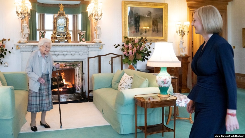  Британската кралица Елизабет приветства Лиз Тръс по време на визита в имението Балморал, на която тя предложения новоизбрания водач на Консервативната партия да стане министър-председател и да сформира ново държавно управление, Шотландия, 6 септември 2022 година 