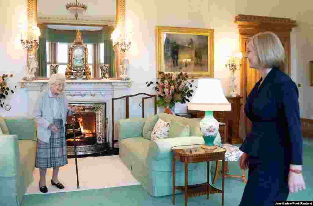 Єлизавета II вітає Ліз Трасс під час аудієнції у замку Балморал, куди вона запросила новообрану лідерку Консервативної партії, Шотландія, Великобританія, 6 вересня 2022 року