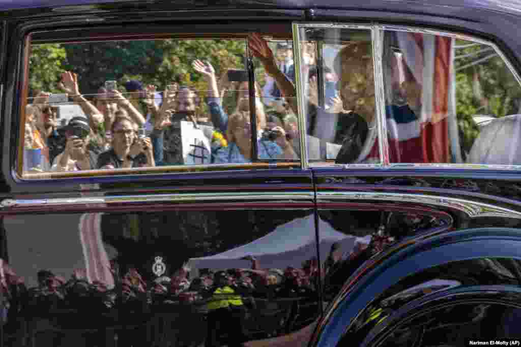 Kamila, supruga Čarlsa III, maše okupljenima iz automobila, ispred Bakingemske palate, u Londonu, 11. septembra 2022. Kralj Čarls (Charles) III, njen suprug, zvanično je proglašen britanskim monarhom 10. septembra.