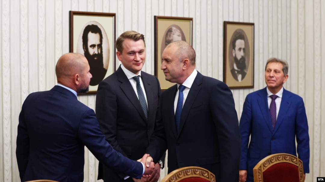 Президентът Румен Радев се ръкува с Рустем Гималетдинов (вляво). Вадим Воробьов (вдясно) - президент на "Лукойл" и Андрей Матюхов (втори от ляво) - генерален директор на ЛУКОЙЛ-България ЕООД.