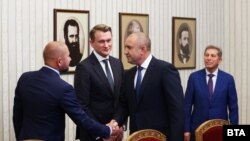 Президентът Румен Радев се ръкува с Рустем Гималетдинов (вляво). Вадим Воробьов (вдясно) - президент на "Лукойл" и Андрей Матюхов (втори от ляво) - генерален директор на ЛУКОЙЛ-България ЕООД.