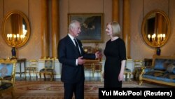 Britanski kralj Charles III tokom prve audijencije s premijerkom Liz Truss u Buckinghamskoj palači, nakon smrti kraljice Elizabete II u četvrtak, u Londonu, Britanija, 9. septembra 2022.