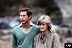  Принц Чарлз и принцеса Даяна по време на посещаване в кралското имение Балморал след медения им месец, 19 август 1981 година 